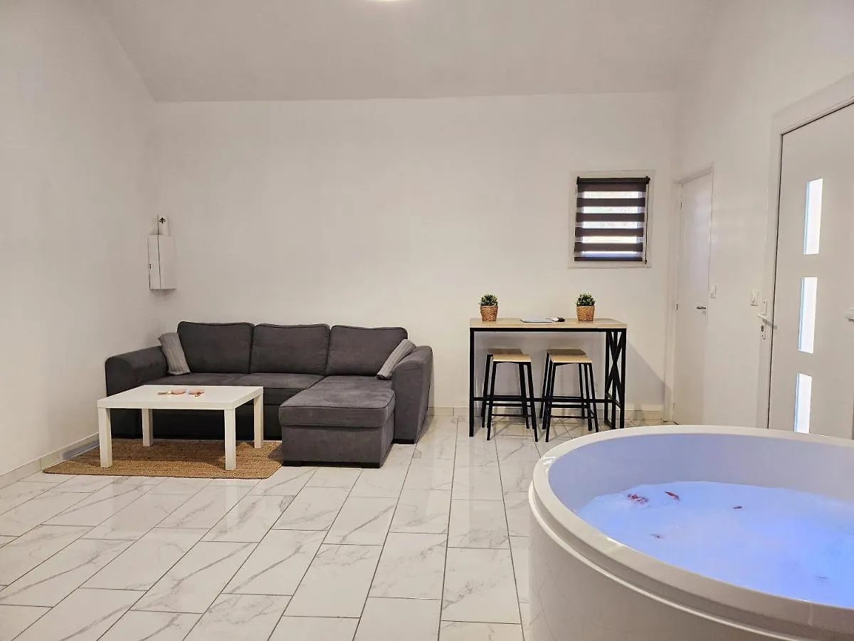 Maison Deux Chambres Avec Terrasse Sans Vis-A-Vis Salon-de-Provence 0*,  France